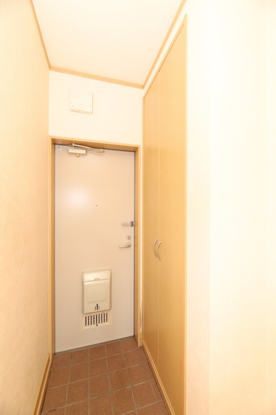 玄関　玄関脇には大きなシューズボックスがあり、たくさん靴が入り…