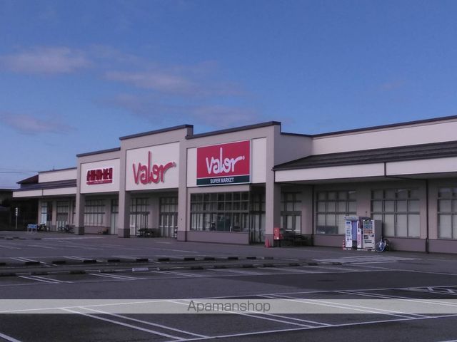スーパー　バロー高岡木津店（スーパー）まで828m
