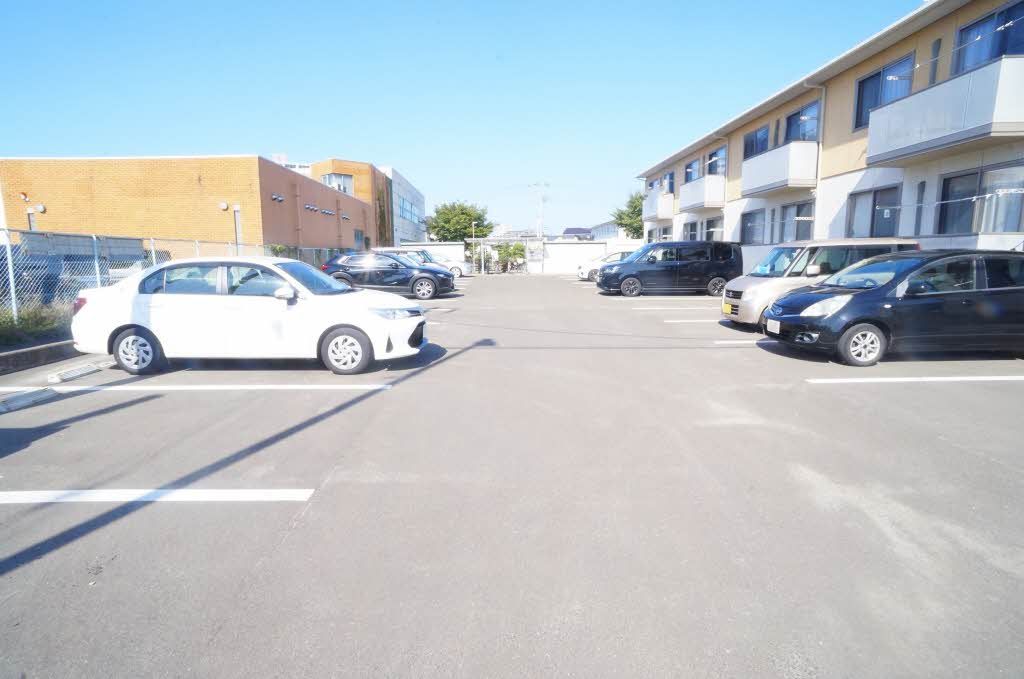 建物外観　駐車場