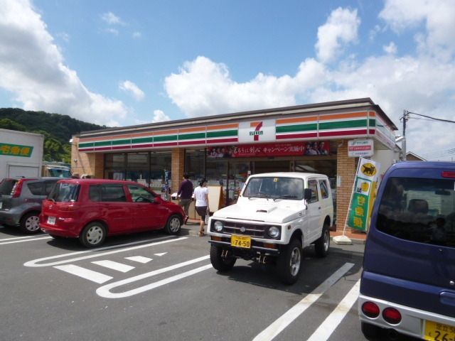 コンビニ　セブンイレブン（コンビニ）まで824m