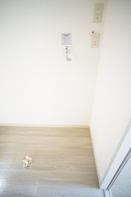 その他　洗濯機置き場は室内にあるので雨に濡れる心配はありません。