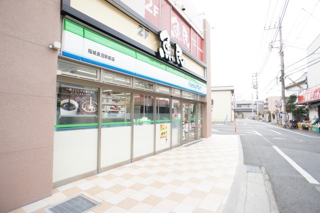 コンビニ　ファミリーマート（コンビニ）まで980m