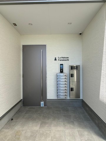 エントランス　鉄扉のオートロック、宅配ボックス完備