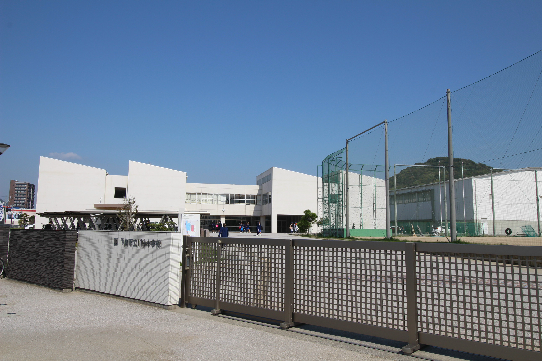 中学校　下関市立川中中学校（中学校）まで704m