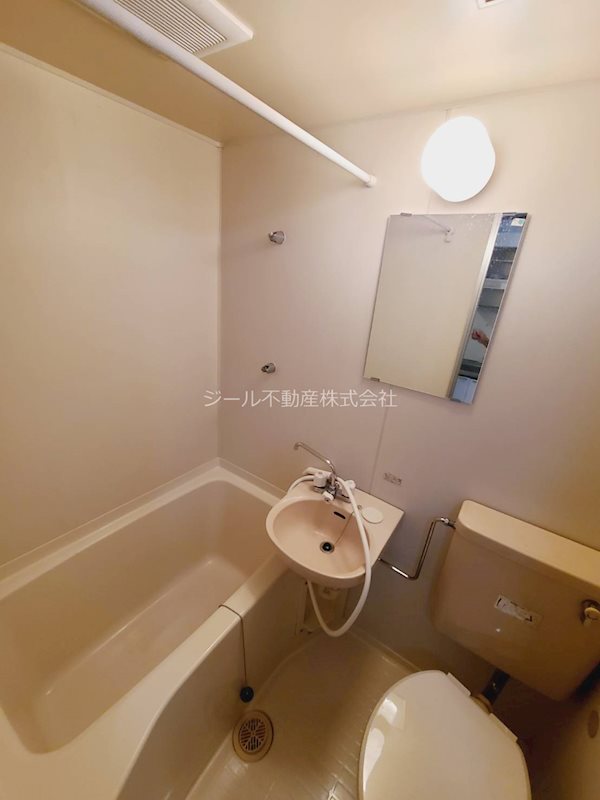 バス・シャワールーム　室内洗濯機置き場あります。