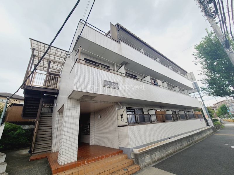 建物外観　駅まで歩いて10分のマンション。