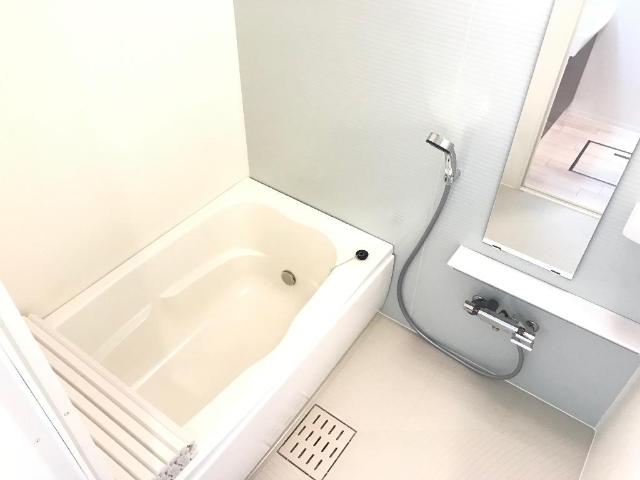 バス・シャワールーム　追い焚き・浴室乾燥機付きのお風呂です♪
