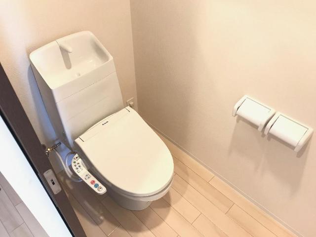 トイレ　嬉しい温水洗浄便座付きです♪