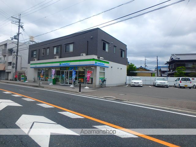コンビニ　ファミリーマート（コンビニ）まで669m