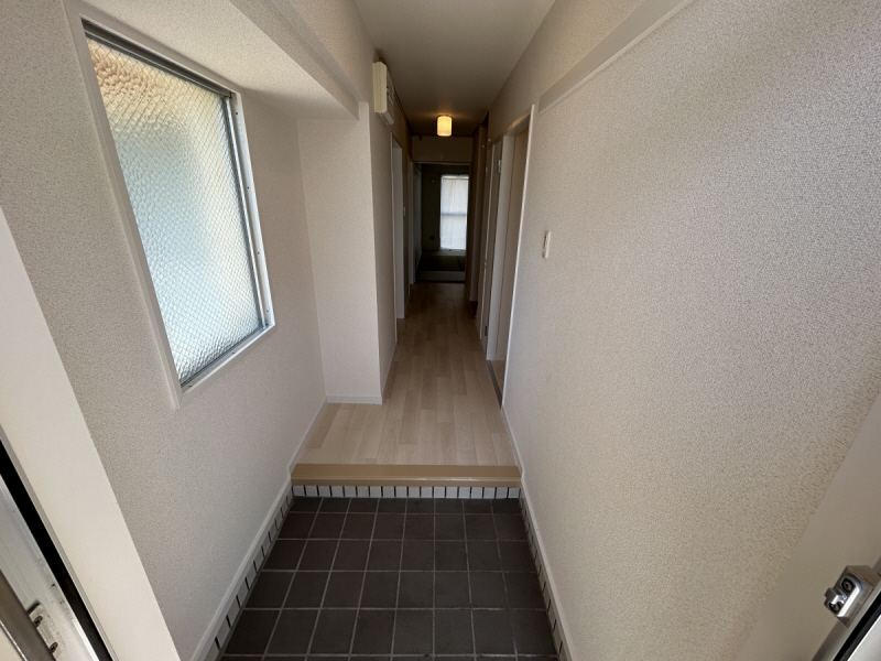 ＪＲ山陽本線 大久保駅 バス乗車時間：13分 最寄りバス停で下車 徒歩4分 2階建 築42年の玄関写真