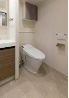 トイレ　落ち着いた色調のトイレです