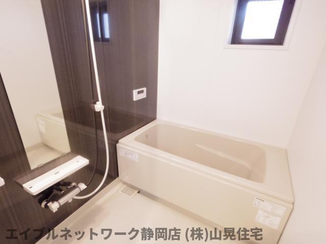 バス・シャワールーム　コンパクトで使いやすいお風呂です