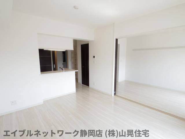 居室・リビング　ゆったり過ごせる居間です