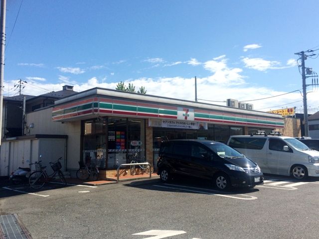 コンビニ　セブン-イレブン草加手代町店（コンビニ）まで560m