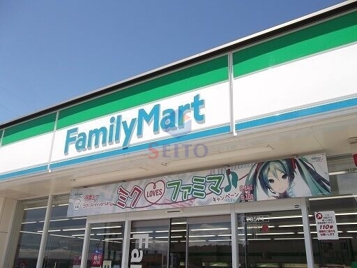 コンビニ　ファミリーマート神崎川駅西店（コンビニ）まで932m