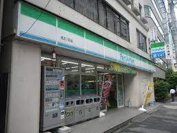 コンビニ　ファミリーマート 芝五丁目店（コンビニ）まで107m