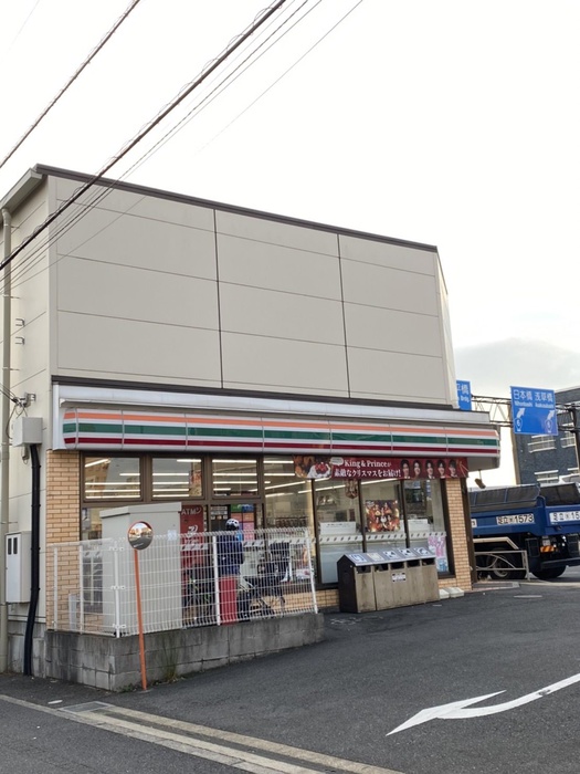 コンビニ　コンビニ（コンビニ）まで302m