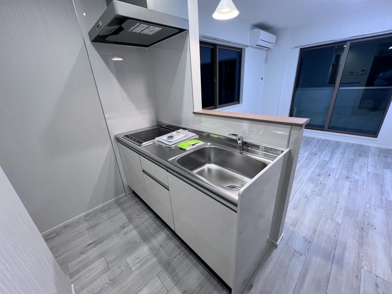 キッチン　写真は３０１号室のものです。モデル写真になります。