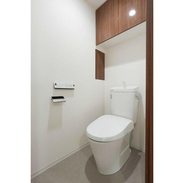 トイレ　落ち着いた色調のトイレです