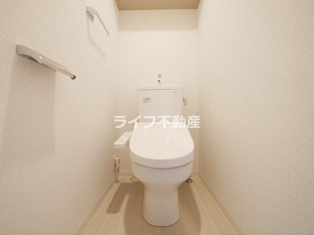 トイレ　落ち着いた色調のトイレです