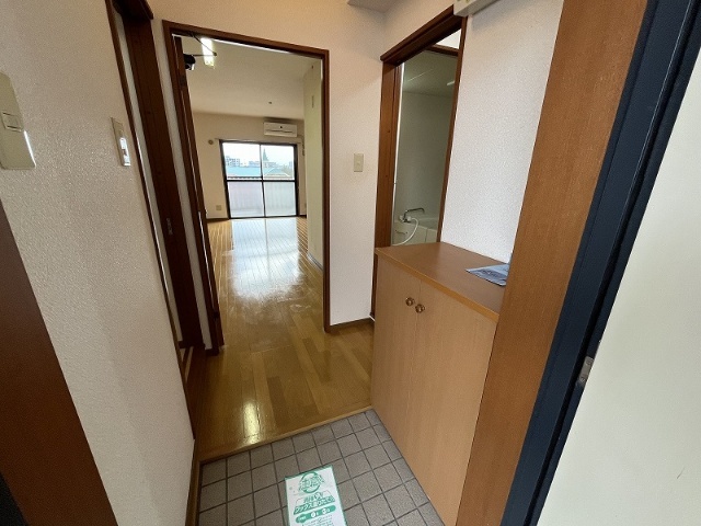 玄関　※別室同じ間取りの写真。現況を優先します。