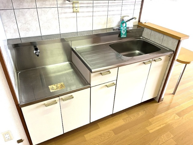 キッチン　※別室同じ間取りの写真。現況を優先します。