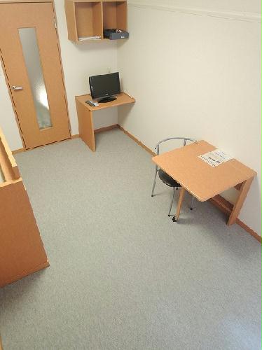 その他部屋・スペース　備え付けのテーブルは折りたたみ可能