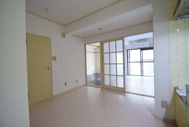 パールハイム市川の居間写真