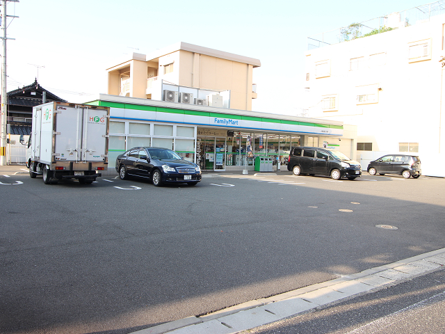 コンビニ　ファミリーマート（コンビニ）まで100m