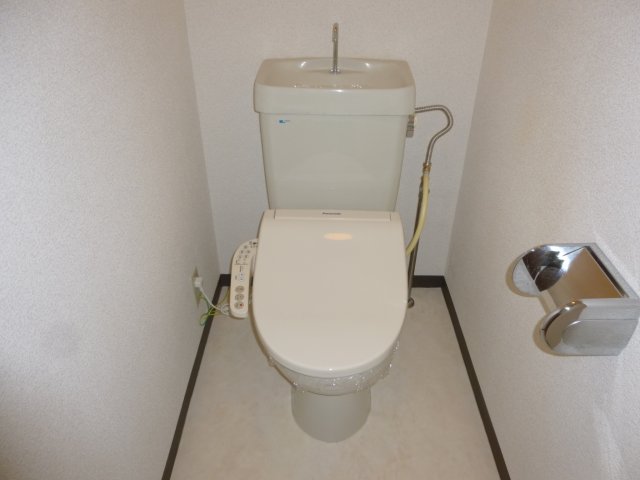 トイレ　※この写真は同タイプ別室のものです