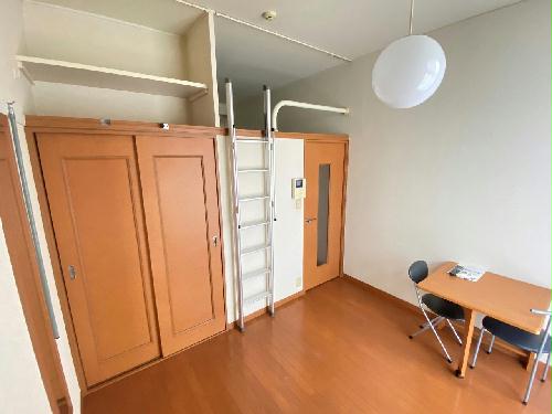 レオパレスエミネンスの居間写真