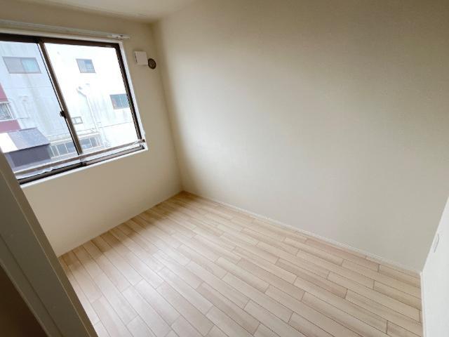 開成町古田島新築アパート工事の居間写真