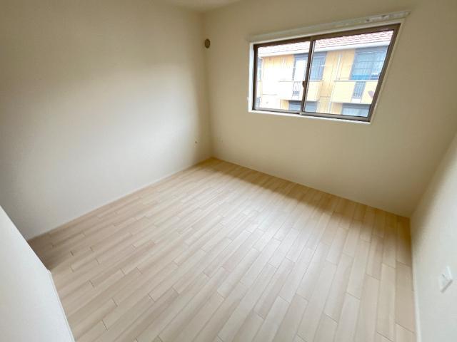 開成町古田島新築アパート工事の居間写真