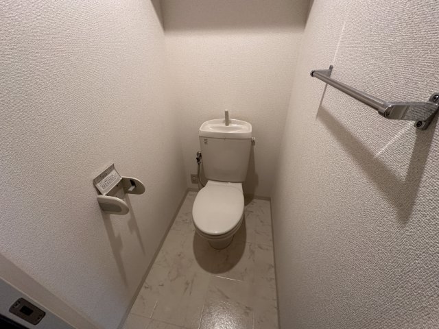 地下鉄東山線 本山駅 徒歩5分 3階建 築20年のトイレ写真