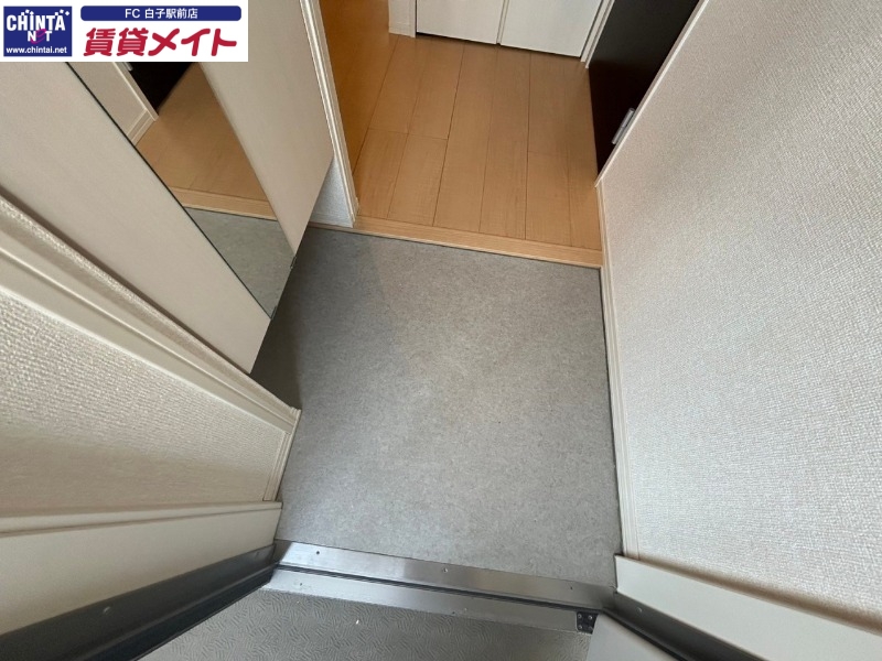 玄関　同物件別部屋のお写真です。
