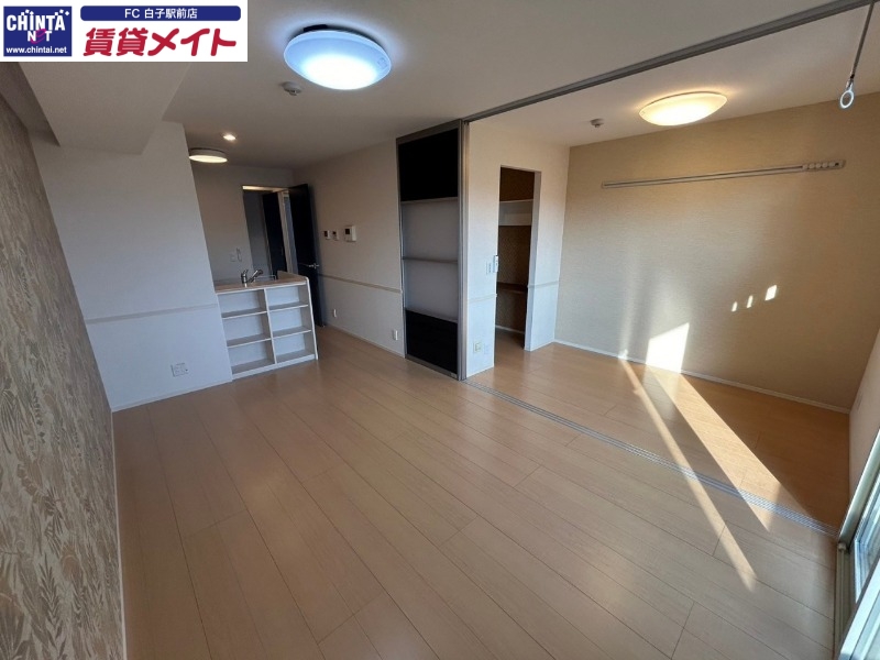 居室・リビング　同物件別部屋のお写真です。