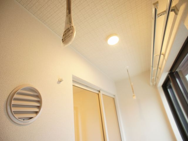 その他設備　室内物干しがあります。