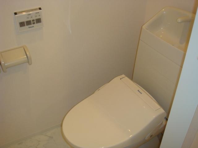 ＪＲ青梅線 羽村駅 徒歩12分 2階建 築10年のトイレ写真