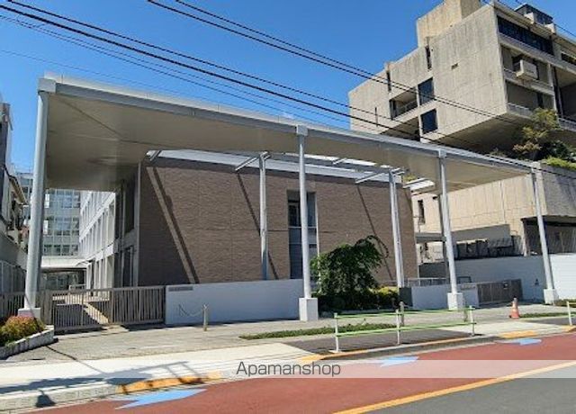 中学校　港区立三田中学校（中学校）まで562m