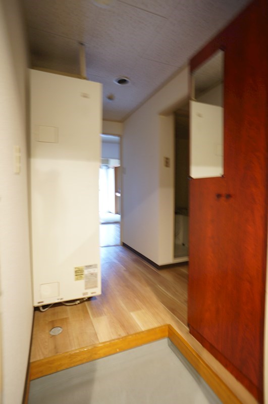 玄関　別部屋の写真となります。