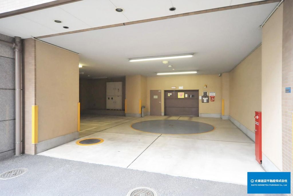 駐車場　電動リモコンシャッター付き