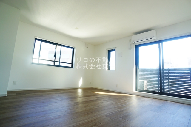 居室・リビング　南向きの２面採光♪明るく風通しのよいお部屋です☆