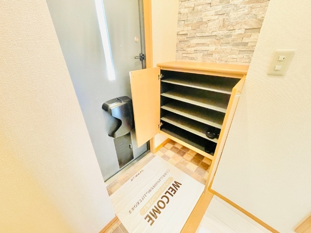 玄関　同一建物内２０２号室内装写真転載