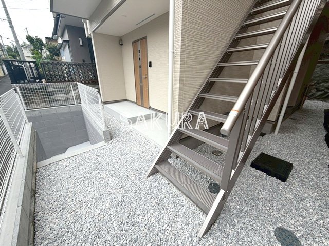 エントランス　重厚感のある建物デザイン♪