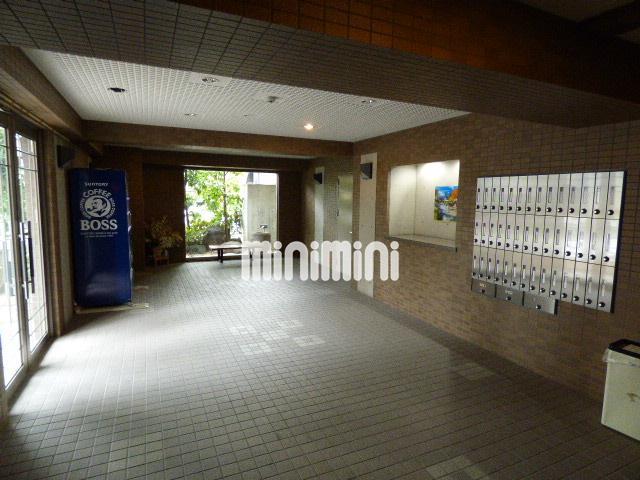 エントランス　広いエントランス。自動販売機設置。