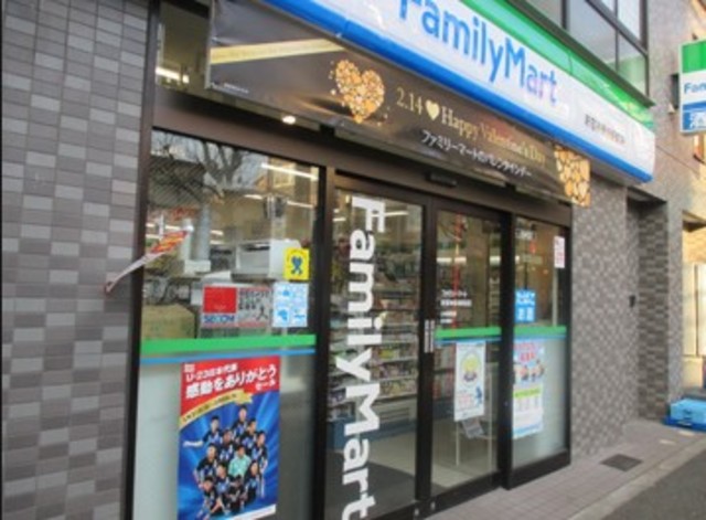コンビニ　ファミリーマート新宿神楽坂駅前店（コンビニ）まで132m