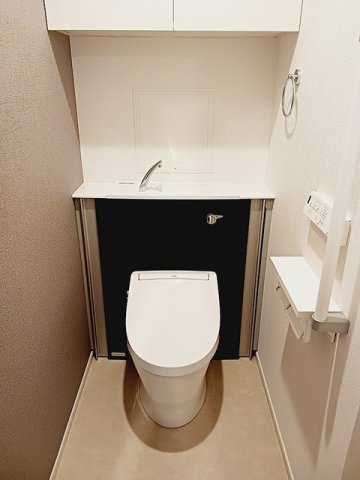 トイレ　落ち着いた色調のトイレです