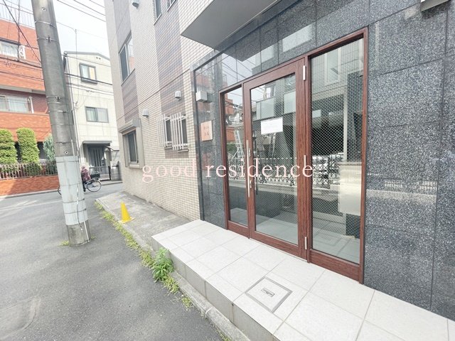 エントランス　【人気の角部屋2面採光で明るいお部屋♪】嬉しいネット無料！！