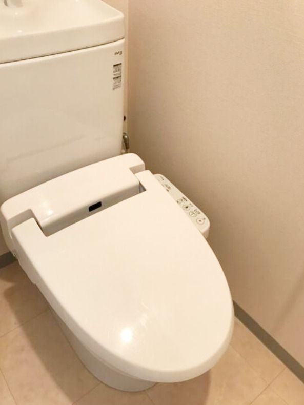 トイレ　【人気の角部屋2面採光で明るいお部屋♪】嬉しいネット無料！！