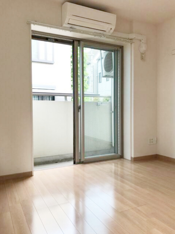 居室・リビング　【人気の角部屋2面採光で明るいお部屋♪】嬉しいネット無料！！